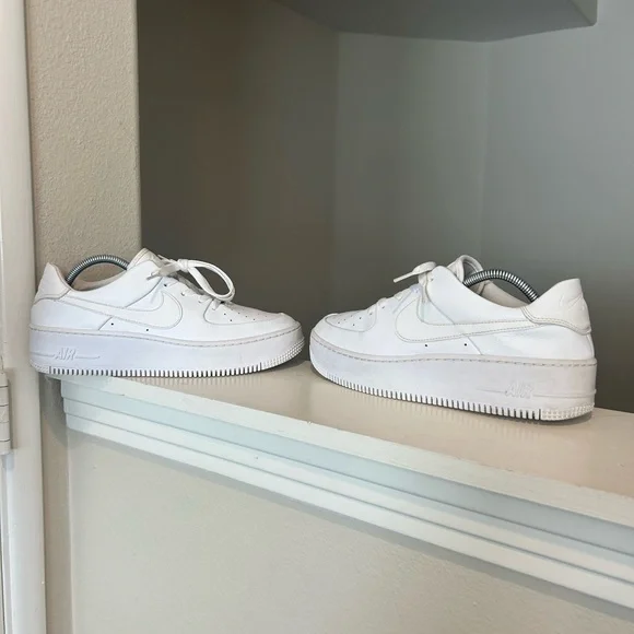 Nike Air Force 1 Sage Low Womens Triple White Platform Shoe Size 11.5 AR5339-100 - Picture 1 of 9